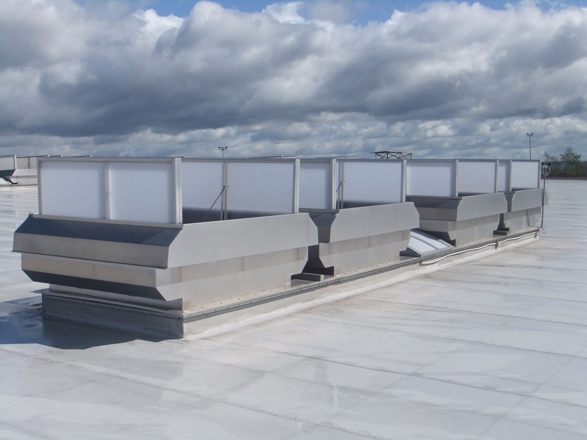 Permax: Funktionslüftungssockel für die wettergeschützte Permanentlüftung im Industriebau